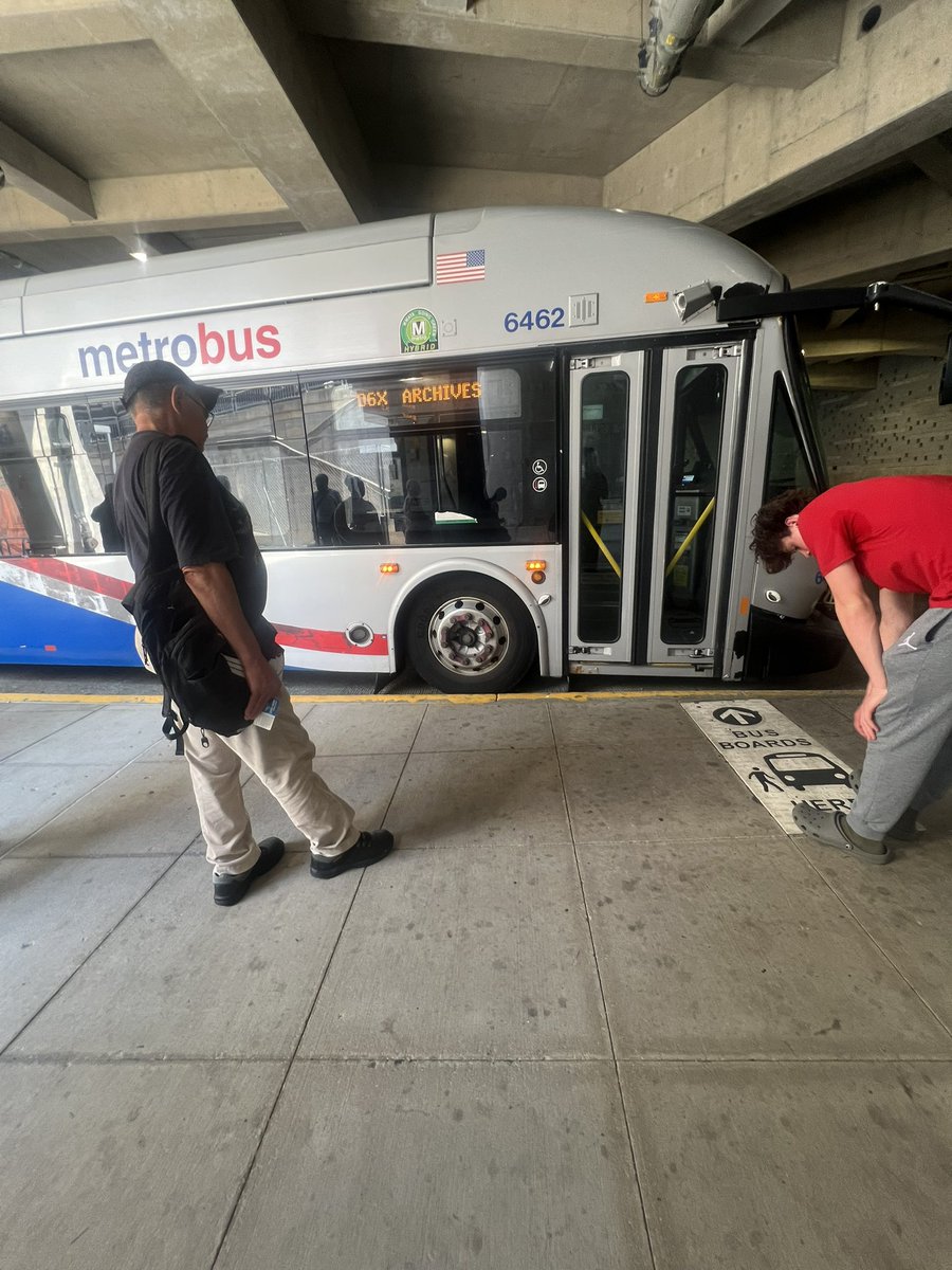 lisaisalive's tweet photo. Just waited 10 mins in the heat for the D6x which the driver then got into the bus and put the out of service sign and drove off. There are elderly ppl waiting for the bus. What is going on??? @wmata @wmataGM https://t.co/jhBlzM3MZ0