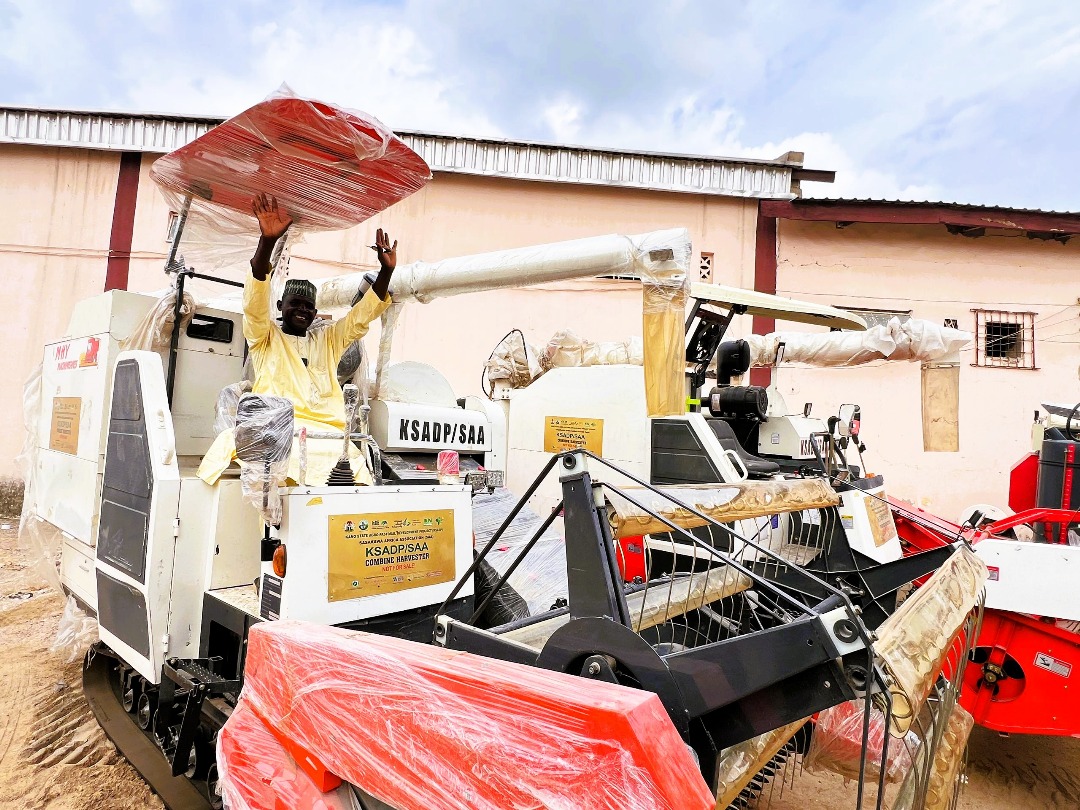 KanoPastoral's tweet image. KSADP, funded by #IsDB & #LLF, through its implementing partners SAA , continues to strengthen agricultural productivity by supporting smallholder farmers in Kano with combine harvesters, rice mills, power tillers, rice threshers, water pumps, tricycle trucks & sprayers.
