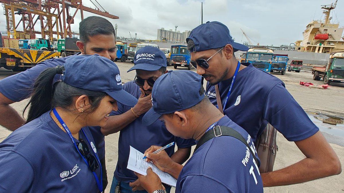 UNODC_MCP's tweet image. @UNODC_MCP conducted a 5️⃣day Pierside Vessel Search Techniques (#PVST) course in 🇱🇰 for 1️⃣6️⃣Sri Lanka Customs officers. The training 🎯focused on vessel search operations, concealment methods & evidence handling to combat maritime trafficking.
#MaritimeSecurity #BorderManagement
