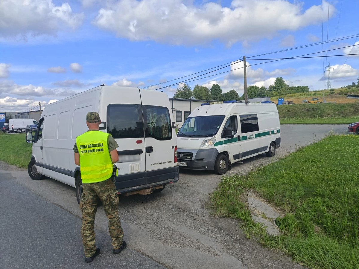 Straz_Graniczna's tweet image. Dzisiejszy patrol funkcjonariuszy #PSGwSanoku przy drodze do granicy ze Słowacją🇵🇱🇸🇰.
W tym roku na podkarpackim odcinku tej granicy 🇵🇱🇸🇰 ujawniono 2⃣ cudzoziemców, którzy usiłowali nielegalnie przedostać się do Polski: jeden z nich ukryty był w ciężarówce🚚, drugi próbował…