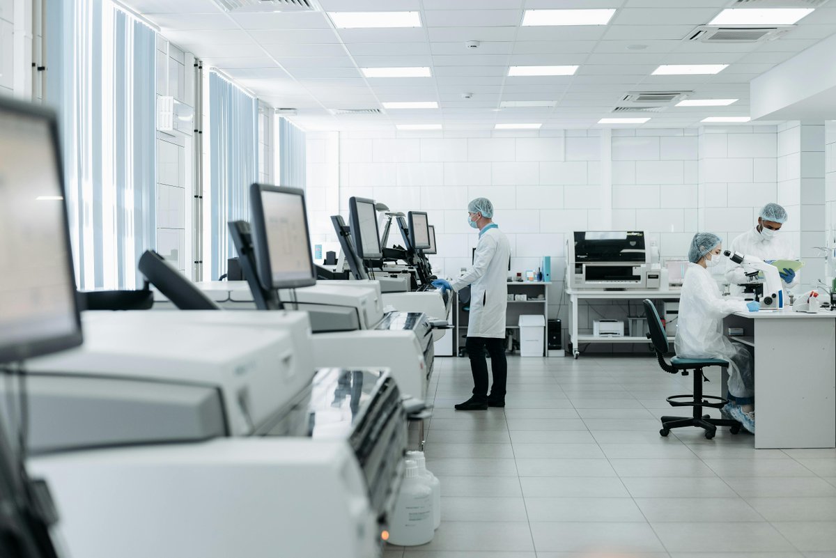 Immune_News's tweet image. 🩺 This review analyzes recent findings regarding the role of #Treg cells in colon cancer progression by evaluating preclinical and clinical studies that explore immune cell composition, function, and modulation within the tumor microenvironment.
👓 bit.ly/4m9Z1L3