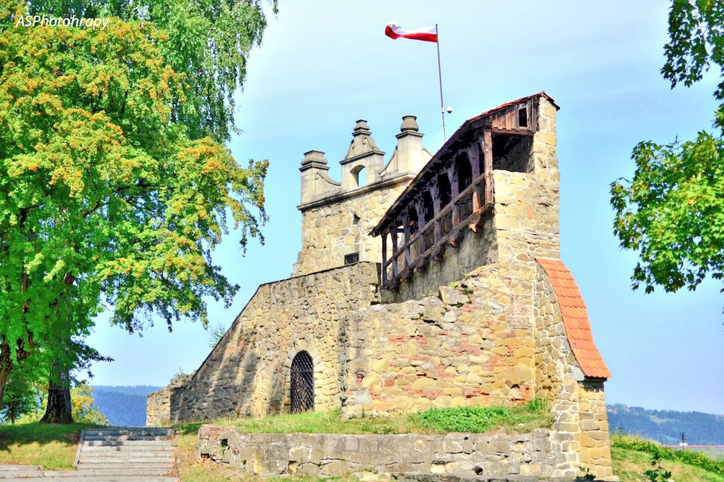 tsEmma15's tweet image. Ruins of the Royal Castle in Nowy Sącz, the Blacksmith Tower, and fragments of the defensive walls.
The castle was built between 1350 and 1360 on the orders of King Casimir the Great.
During World War II, it was blown up by German occupiers.
#Poland