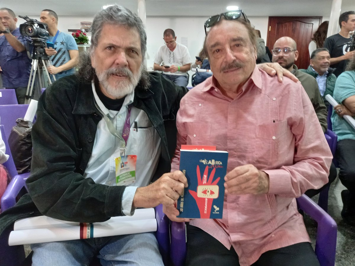AbelPrieto11's tweet image. Participé en la presentación del libro x los 20 años d @teleSURtv c/Freddy Ñáñez, @IRamonet y @pvillegas_tlSUR. Si Girón fue la primera gran derrota del imperialismo en América, TeleSUR lo fue en el campo d la comunicación. Felicidades de nuevo a Patricia y a su equipo!!!