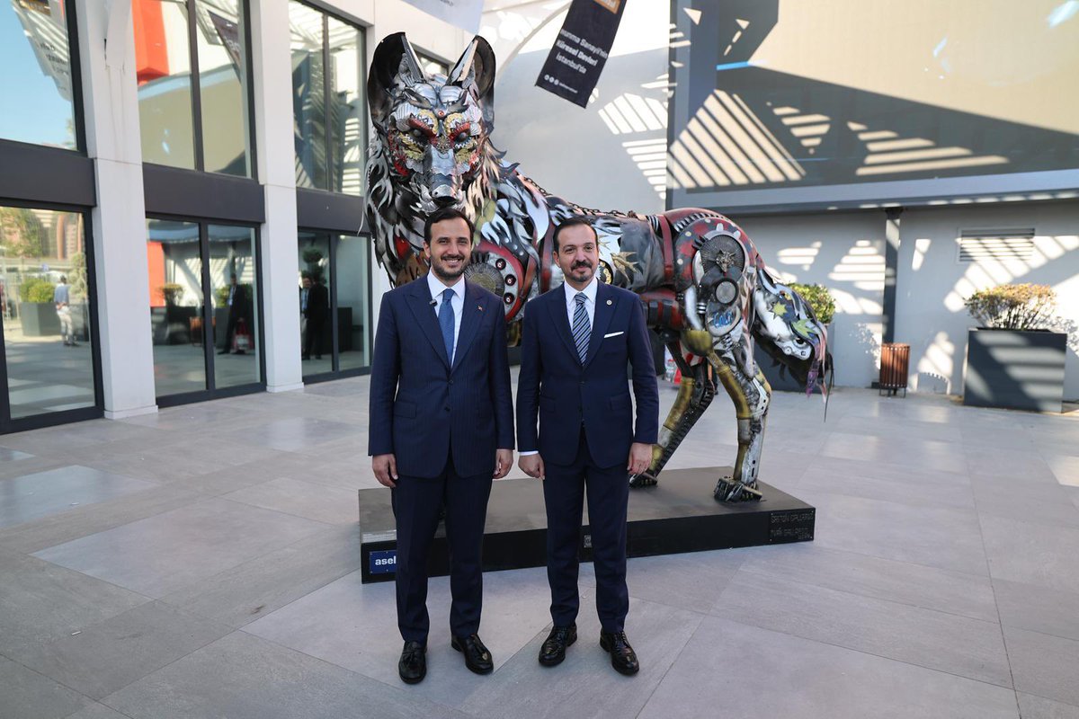 abdullahozdemir's tweet image. Genel Başkan Yardımcımız Sn. Prof. Dr. Kürşad Zorlu (@zorlu77) ile İDEF 2025 Fuarı’nı ziyaret ettik. Milli teknolojimizin geldiği nokta gerçekten hem göğsümüzü kabarttı hem de gurur duyduk.
Yerli ve milli savunma sanayimiz, tam bağımsız Türkiye idealimizin en güçlü teminatıdır.