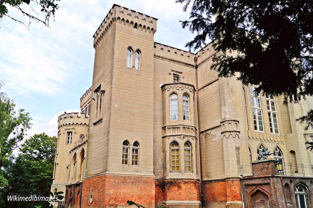 tsEmma15's tweet image. Kórnik Castle, #Poland
The castle's origins date back to the 15th century, and its current neo-Gothic appearance dates back to a mid-19th-century reconstruction.
The castle now houses a museum and the Kórnik Library of the Polish Academy of Sciences.