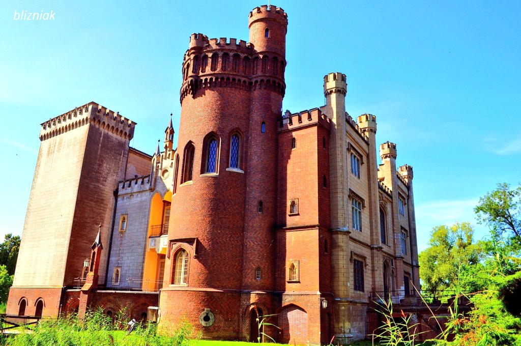 tsEmma15's tweet image. Kórnik Castle, #Poland
The castle's origins date back to the 15th century, and its current neo-Gothic appearance dates back to a mid-19th-century reconstruction.
The castle now houses a museum and the Kórnik Library of the Polish Academy of Sciences.
