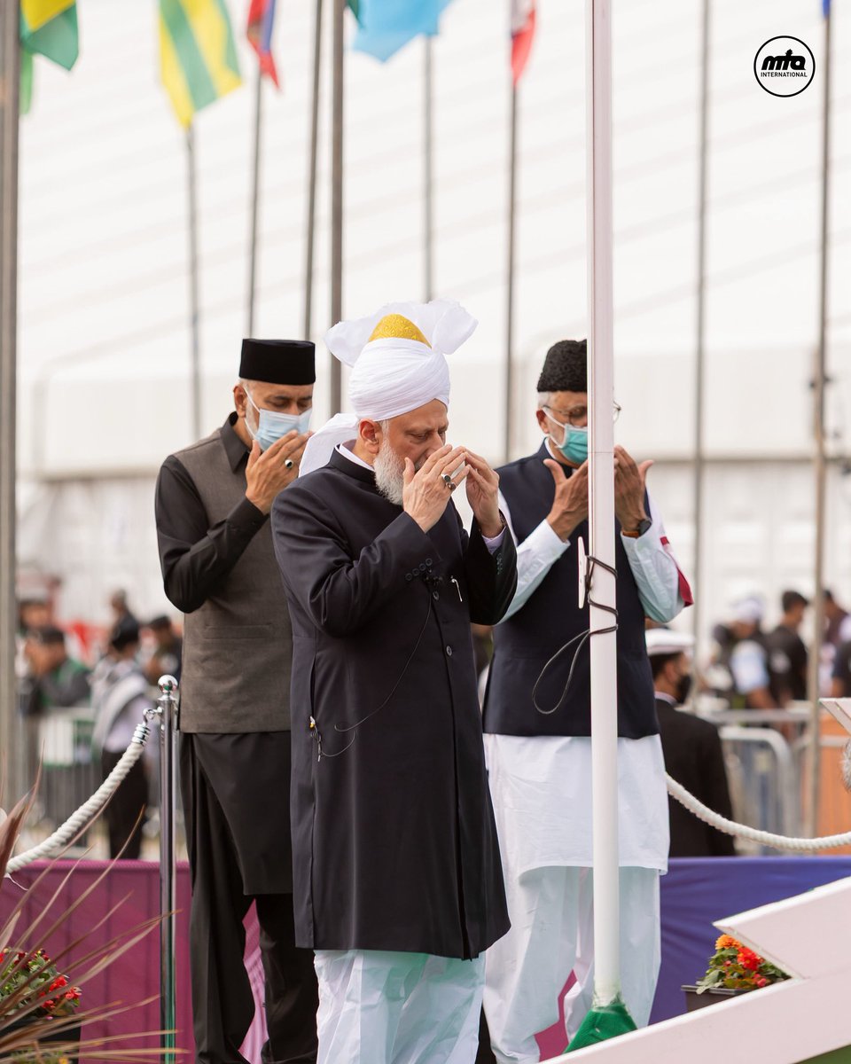 As the Liwa-e-Ahmadiyyat waves above, His Holiness, Hazrat Mirza Masroor Ahmad (aba), raises his hands in prayer and with him, thousands fall silent. In that sacred moment, the world feels still, and every heart is lifted in unity, love and devotion.

#JalsaConnect #JalsaUK2025