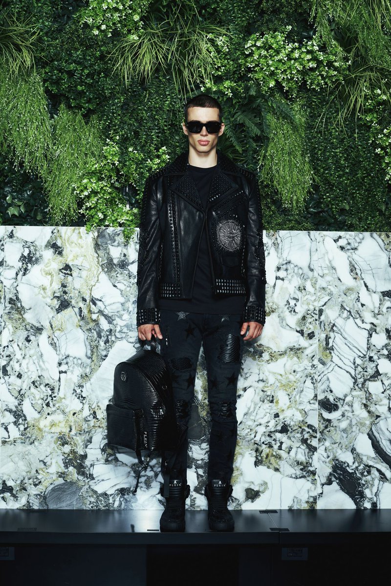 kendam_com's tweet image. Philipp Plein Resort 2026 Menswear collection lookbook kendam.com/news/lookbooks…

#PhilippPlein #Menswear #RE26 #Resort2026 #Lookbooks #Fashion #Kendam