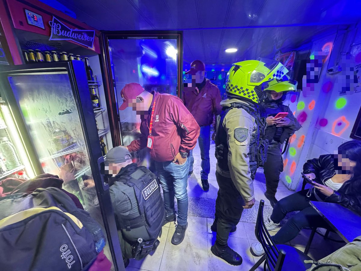 SeguridadBOG's tweet image. Cinco menores fueron hallados consumiendo licor en bares de la Primero de Mayo.

En la megatoma se sellaron 2 establecimientos y se incautaron estupefacientes.

Con acciones como estas, prevenimos riesgos para la vida e integridad de niñas, niños y adolescentes.

Alerte al 123.…