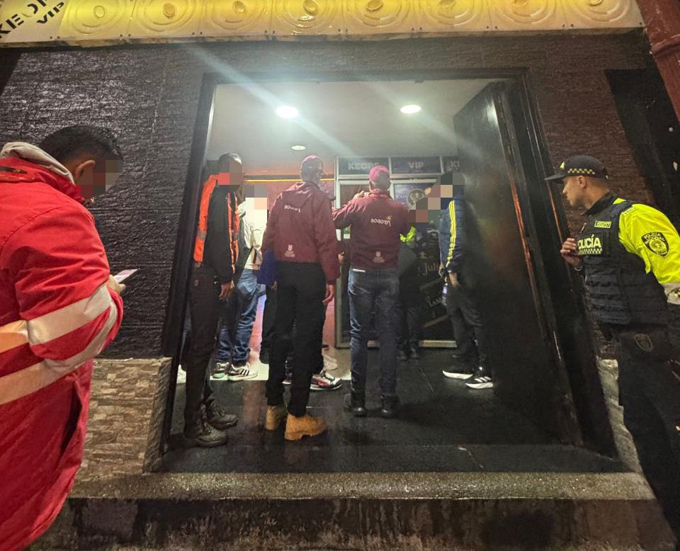 SeguridadBOG's tweet image. Cinco menores fueron hallados consumiendo licor en bares de la Primero de Mayo.

En la megatoma se sellaron 2 establecimientos y se incautaron estupefacientes.

Con acciones como estas, prevenimos riesgos para la vida e integridad de niñas, niños y adolescentes.

Alerte al 123.…