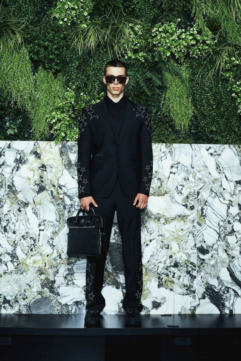 kendam_com's tweet image. Philipp Plein Resort 2026 Menswear collection lookbook kendam.com/news/lookbooks…

#PhilippPlein #Menswear #RE26 #Resort2026 #Lookbooks #Fashion #Kendam