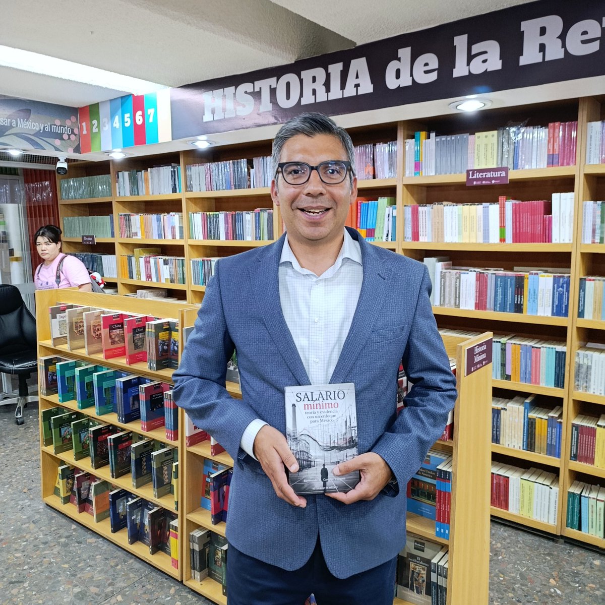 LibrosColmex's tweet image. Con el objetivo de acercar su fondo editorial a nuevos públicos, El Colegio de México inauguró su primera librería en el corazón del Centro Histórico de la Ciudad de México, dentro del circuito cultural Un Paseo por los Libros, en el local 22B del Pasaje Zócalo-Pino Suárez.