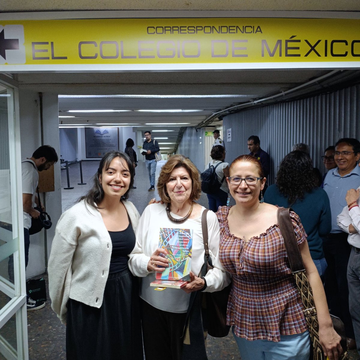 LibrosColmex's tweet image. Con el objetivo de acercar su fondo editorial a nuevos públicos, El Colegio de México inauguró su primera librería en el corazón del Centro Histórico de la Ciudad de México, dentro del circuito cultural Un Paseo por los Libros, en el local 22B del Pasaje Zócalo-Pino Suárez.