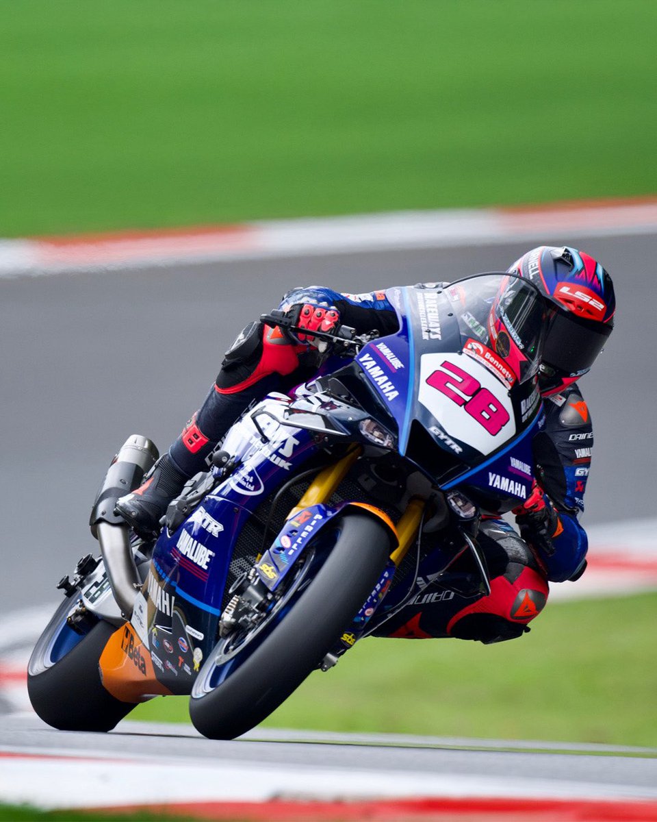 racewaysyamaha's tweet image. Back at Brands Hatch, and it feels good! 🔥📈
@BradRayRacing continues the trend, topping the combined timesheets with a 1:25.096. Some effort, boy! 💨
On the R7 in the Pirelli National Sportbike Championship, Ash Barnes grabbed P7 overall with a 1:32.992!