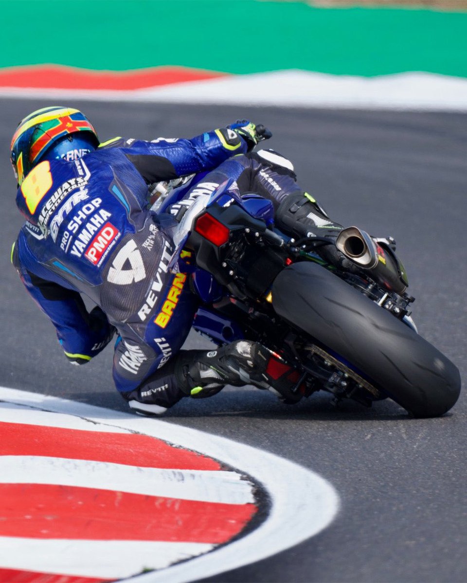 racewaysyamaha's tweet image. Back at Brands Hatch, and it feels good! 🔥📈
@BradRayRacing continues the trend, topping the combined timesheets with a 1:25.096. Some effort, boy! 💨
On the R7 in the Pirelli National Sportbike Championship, Ash Barnes grabbed P7 overall with a 1:32.992!