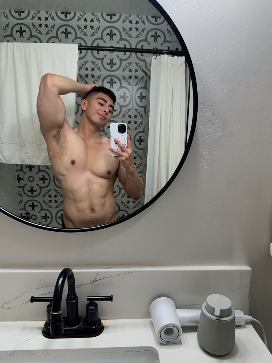iggycastiel's tweet image. need a man who loves to hit the gym and rot in bed with me all day