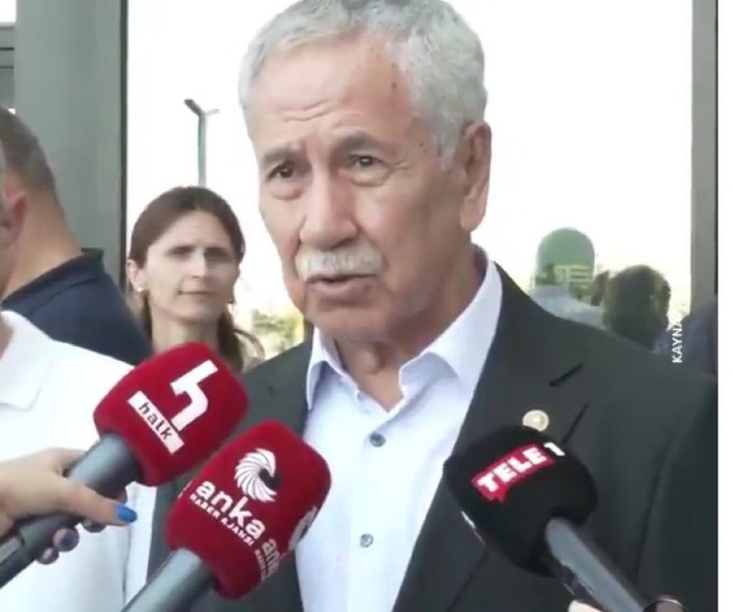 GizliArsiv's tweet photo. Uzatılan mikrofonlara bakarsanız @RTErdogan’ın şimdiye kadar kimlerle mücadele ettiğini anlarsınız. https://t.co/3QNNIajreg