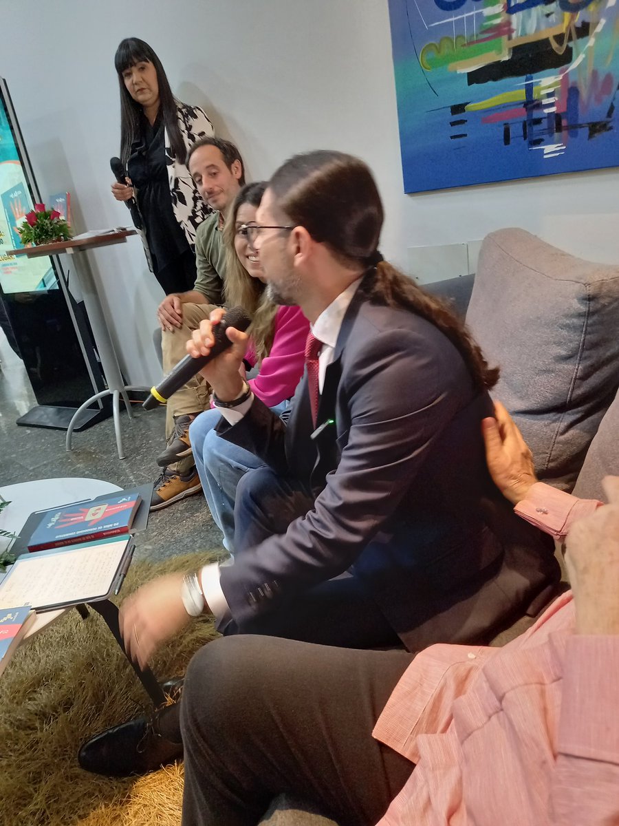 AbelPrieto11's tweet image. Participé en la presentación del libro x los 20 años d @teleSURtv c/Freddy Ñáñez, @IRamonet y @pvillegas_tlSUR. Si Girón fue la primera gran derrota del imperialismo en América, TeleSUR lo fue en el campo d la comunicación. Felicidades de nuevo a Patricia y a su equipo!!!