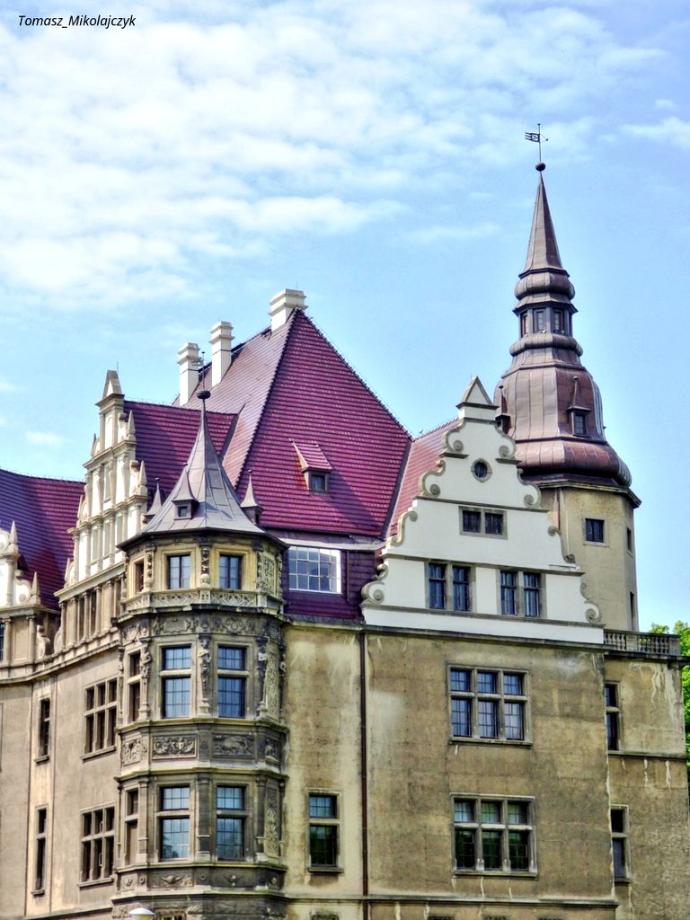 tsEmma15's tweet image. Moszna Palace, #Poland
This historic building is known for its distinctive architecture, combining neo-Gothic and neo-Renaissance elements.
It is one of the most recognizable tourist attractions in Poland, often called the "Polish Hogwarts" due to its fairytale aesthetic.