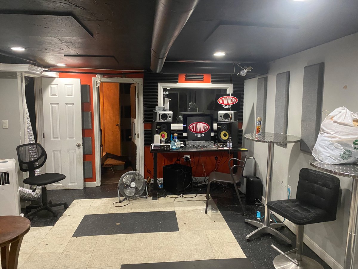 ROBPUTSINWORK's tweet image. It’s been about 5 years since I owned my first studio underneath a salon on Blue Hill Ave in Boston. this was the first endeavor with the PUTINWORK name and branding attached to it, the process is more important than the goal fr.