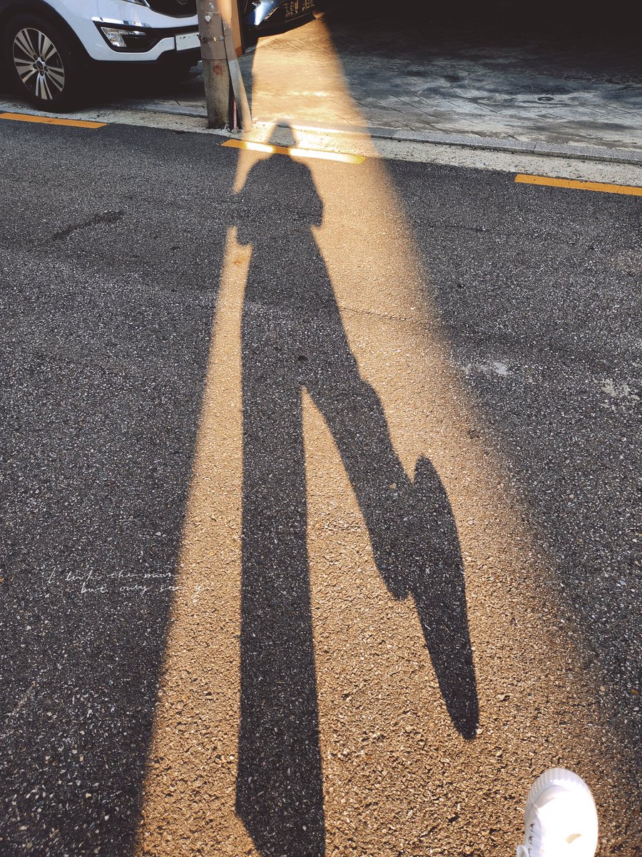 존재만으로도
각자의 색으로도
우리는 충분히 빛나고 있으니까