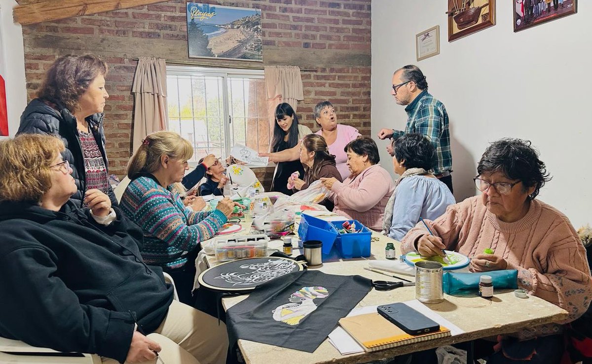ConsulBariloche's tweet photo. ¿Eres chilena 🇨🇱 mayor de 60 años, y buscar participar en una actividad entretenida?
En el Círculo Chileno 🇨🇱 Gabriela Mistral (Neuquén 1190, #Bariloche ) se realiza el Taller de Terapia Ocupacional para el Adulto Mayor (los jueves, 3 pm a 5 pm).
➕info: 154-698348
#dicoex https://t.co/O6uDpUCxWa