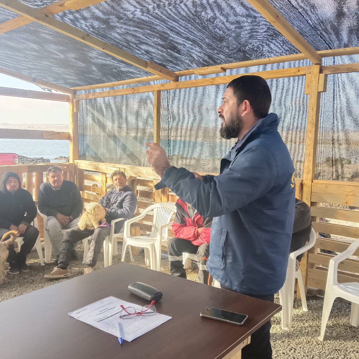 #Atacama: En el marco del programa "Caleta + Cerca", llegamos hasta Caleta Maldonado, en las cercanías de Caldera. Realizamos la entrega de convenio de uso de AMERB y difundimos los deberes y derechos de los usuarios, respecto del manejo y explotación de recursos bentónicos.