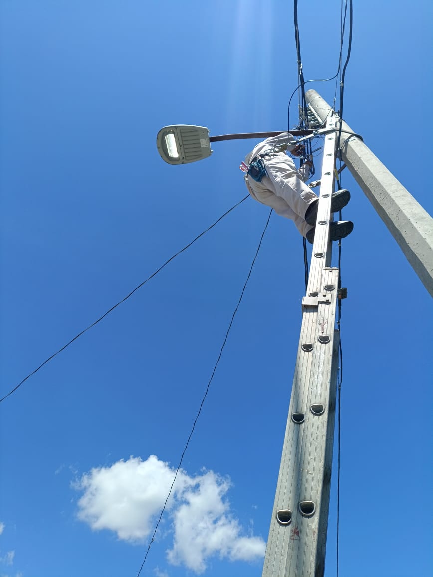 ¡Nuestros héroes de la luz no se detienen! 💡💪
El personal de Alumbrado Público sigue recorriendo calles, avenidas y colonias para darle mantenimiento a las luminarias que iluminan Atlixco. ✨
¿Notaste alguna lámpara apagada?
¡Repórtala al 📞  244 446 4343.