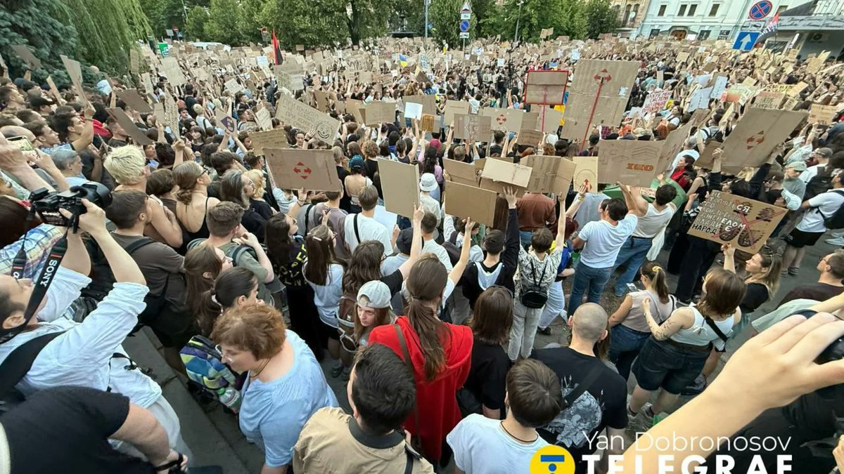 DuncanUA68's tweet image. Як думаєте,чого не вистачає на цих протестах?
Прапорів України.
"Совпадєніє?Нє думаю"