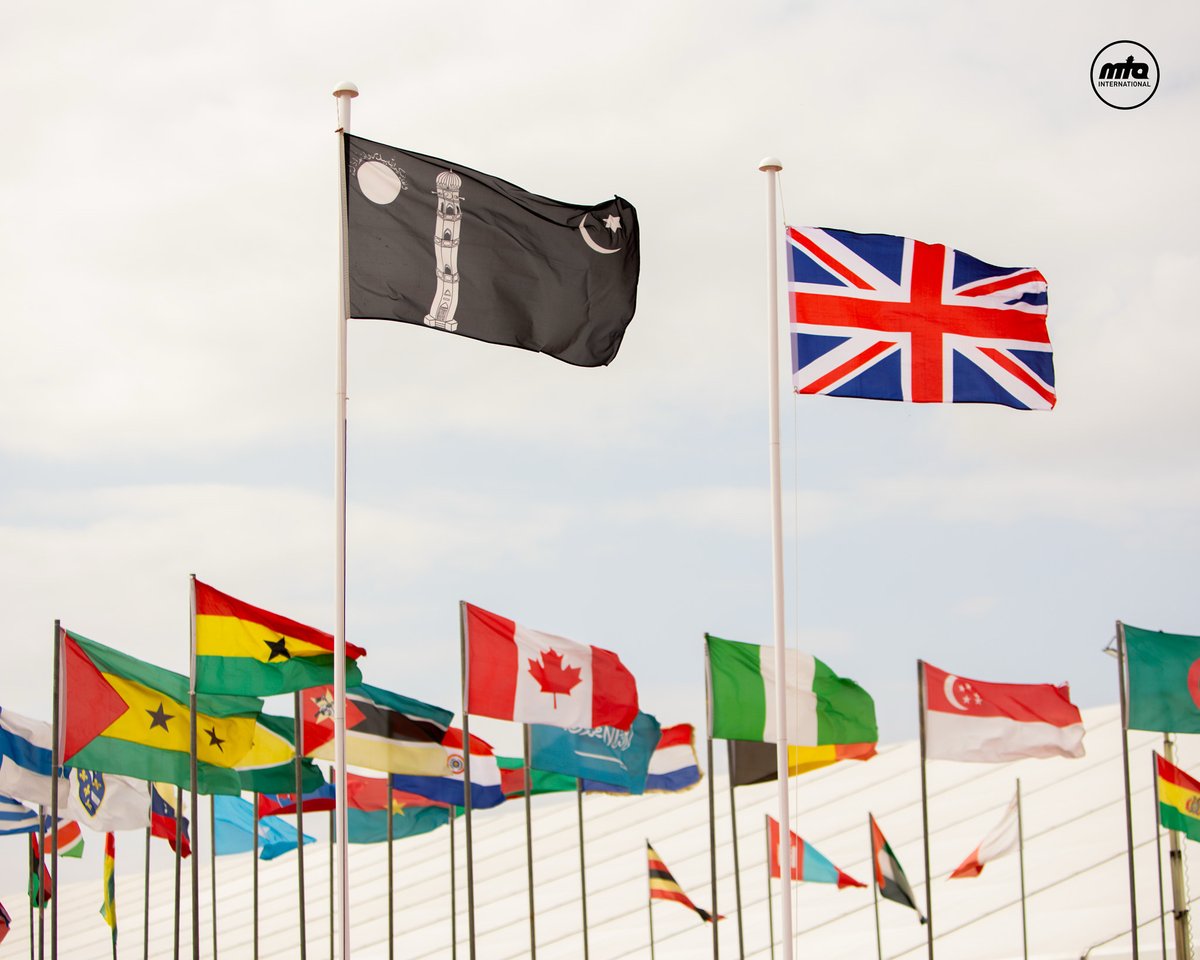 JalsaConnect's tweet photo. The Liwa-e-Ahmadiyyat is traditionally raised alongside the Union Jack — a powerful symbol of loyalty to both faith and nation.

#JalsaConnect #JalsaUK2025 #MTAi https://t.co/FA13YfKnPq