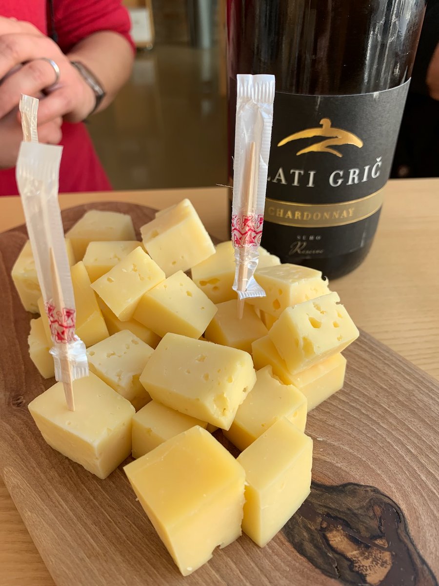 terryanzur's tweet image. Every day should be National Wine and Cheese Day.
Vsak dan. 🍷🧀