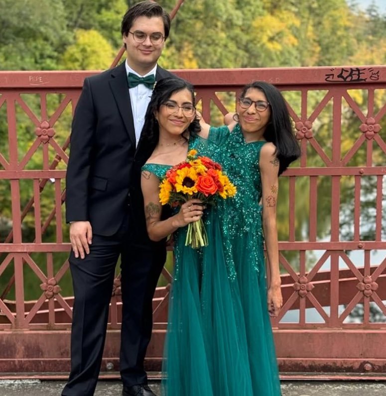 "Siameses"

Porque "triunfó el amor": la siamesa mexicana Carmen Andrade se casó con su novio. Su gemela Lupita aprobó el matrimonio, a pesar de que se identifica como asexual y arromántica y de que ambas comparten el mismo sistema reproductivo.
