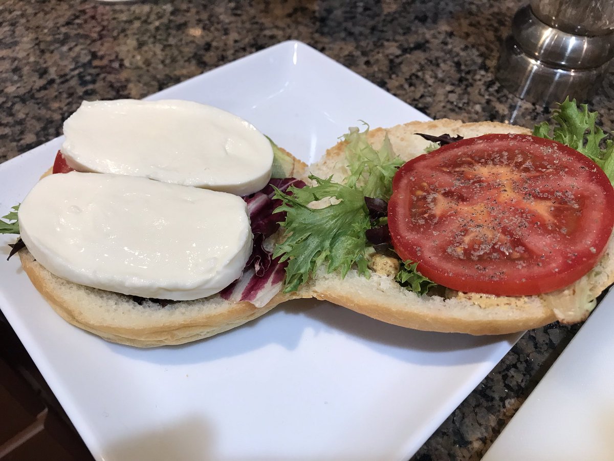 G12Rocco's tweet image. Building my Sandwich with fresh ingredients🥪 😋 #FridayMood