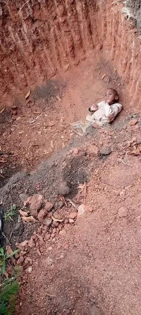 PrimeTimeNewsZA's tweet image. Missing 3-Year-Old Found Alive in Mpumalanga
Nkosingiphile Ntiwane, a 3-year-old boy reported missing last week in Mpumalanga, was found alive. The child was discovered in an area previously searched by community members, raising questions about how he ended up there.…