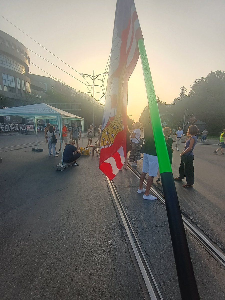 Zvezdarko's tweet image. Zvezdarski zbor je u 19 počeo MUP-u prijavljenu blokadu Bulevara kod Cvetkove pijace!!!