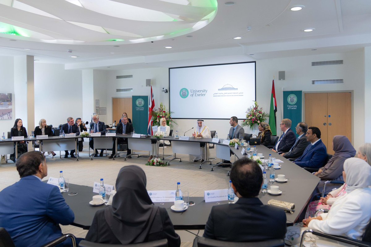 توقيع صاحب السمو حاكم الشارقة على الاتفاقية الجديدة بين مجلس الشارقة للتعليم العالي والبحث العلمي وجامعة إكستر يمثل لحظة فخر واعتزاز، حيث تجسد هذه الاتفاقية الشراكة القائمة على التميز الأكاديمي.
