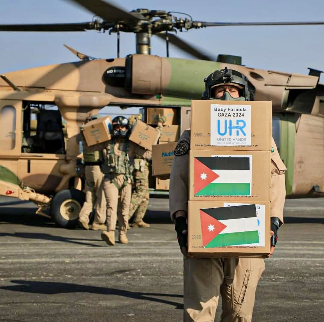 mohammadzwahreh's tweet image. إذا كنت تنتظر الشكر من إنسانٍ يحارب أوجاع الدنيا كلّها من أجل كيس طحين يُنقذ به أطفاله، أو تنتظر كلمات ثناء من رجلٍ حرّ سُحقت في قلبه كلّ أشكال الكرامة تحت وطأة الحرب، فأنت — والله — لا تفهم شيئًا عن المروءة، ولا عن المحبة، ولا حتى عن رسالة بلدنا.
دع عنك تفاهات مواقع التواصل،…