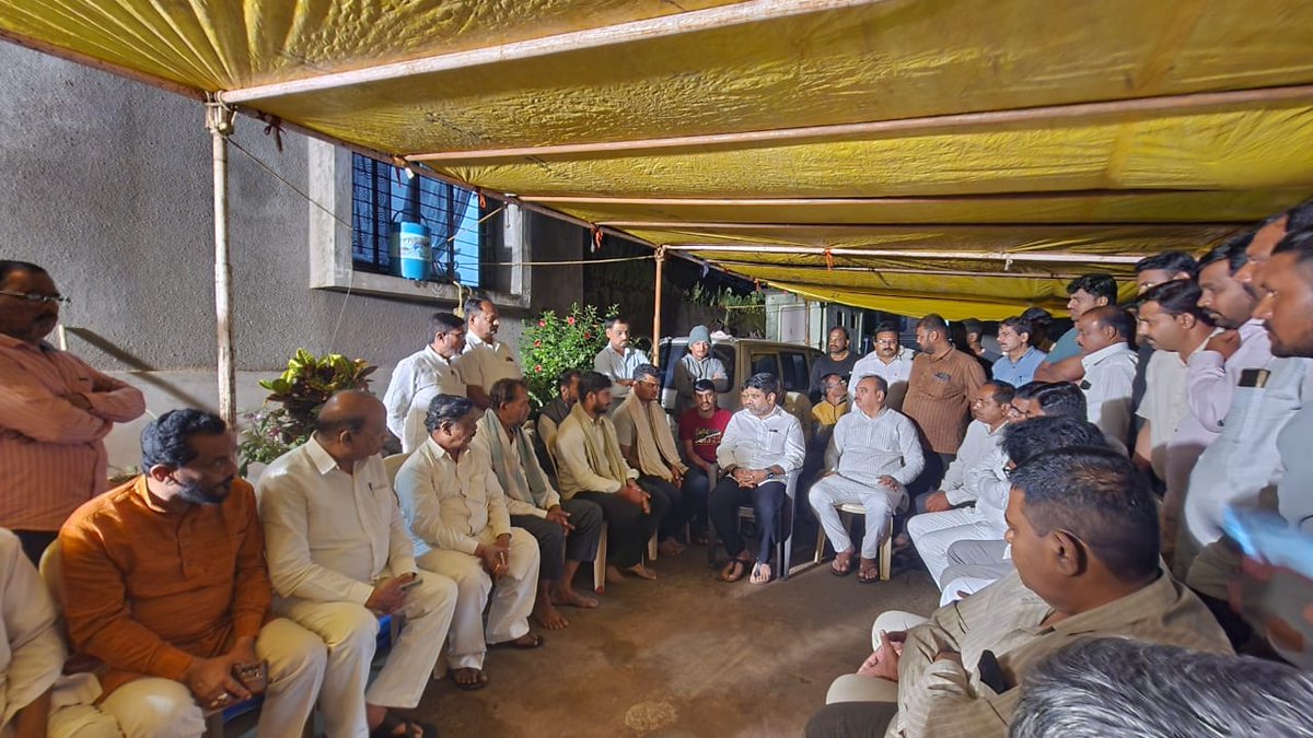 satejp's tweet image. सांगलीचा होतकरू आणि प्रामाणिक बांधकाम कंत्राटदार हर्षल पाटील यांनी 'जलजीवन'च्या कामाचे बिल न मिळाल्याने आत्महत्या केली. ही घटना अत्यंत वेदनादायक आहे. आज त्यांच्या निवासस्थानी जाऊन त्यांच्या कुटुंबीयांची सांत्वनपर भेट घेतली. हर्षलच्या संघर्षाची, त्याच्या कामावरील निष्ठेची आणि…