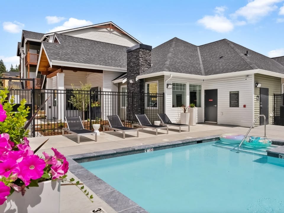RushCompanies's tweet image. Hope you’re soaking up summer and making a splash poolside. 💦☀️ 

Weekend inspo courtesy of Telka Apartments! 😎 

#WeekendVibes #PoolsidePerfection #multifamilyamenities #pnwsummer