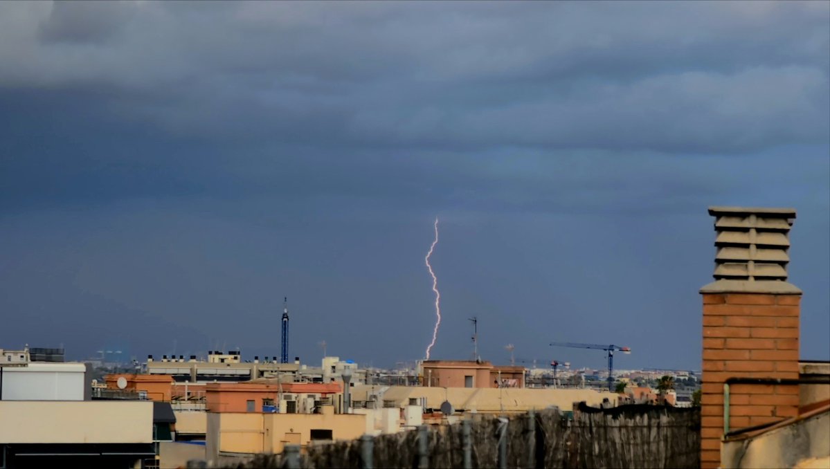 VictorFerriz's tweet image. 🌩️ Quin cel tenim mirant cap a Barcelona!