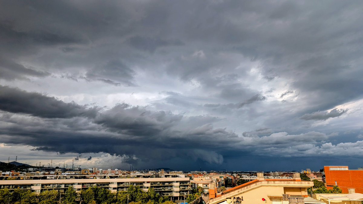 VictorFerriz's tweet image. 🌩️ Quin cel tenim mirant cap a Barcelona!