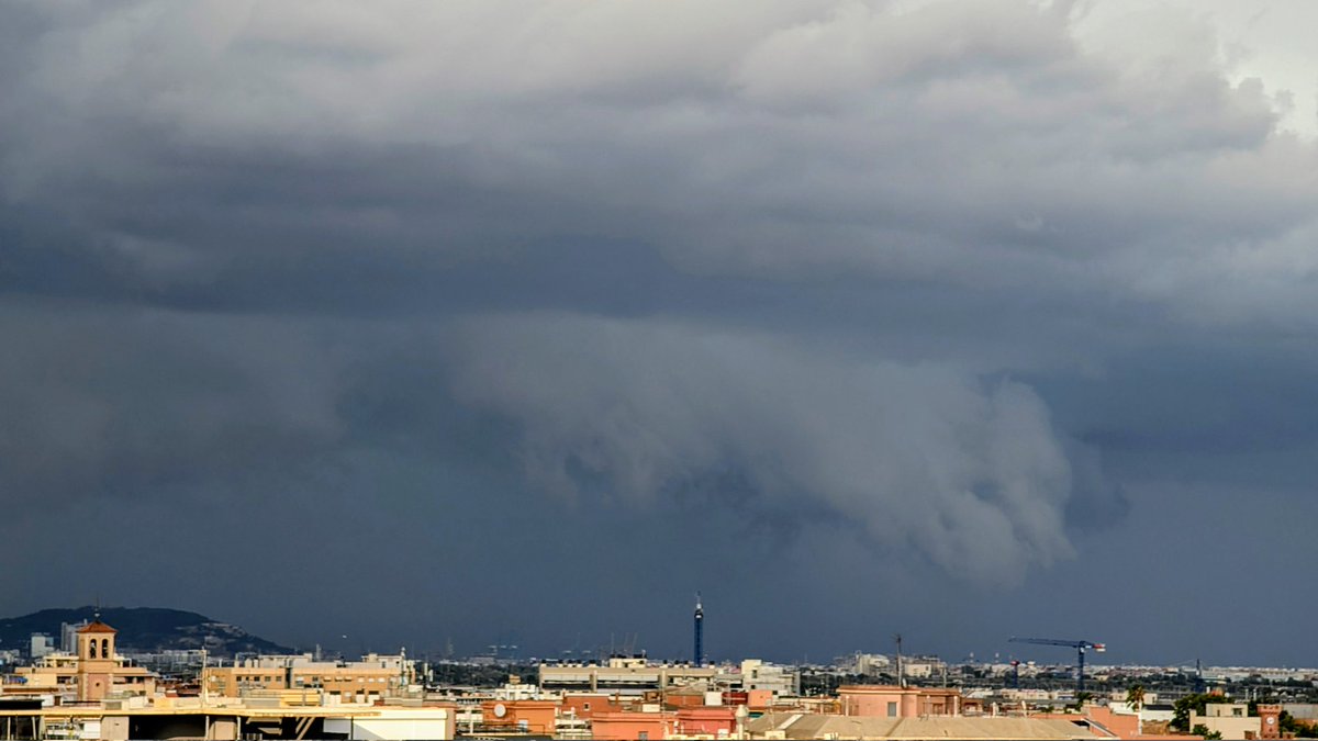VictorFerriz's tweet image. 🌩️ Quin cel tenim mirant cap a Barcelona!