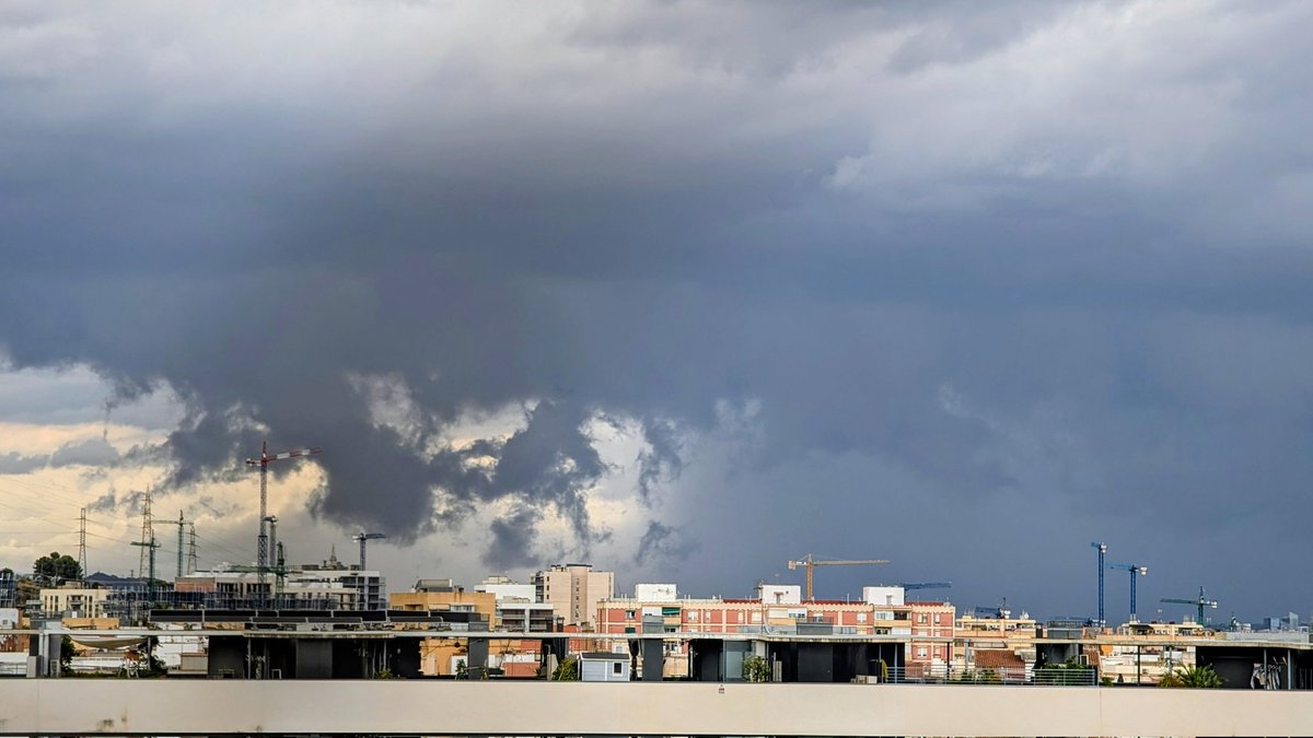 VictorFerriz's tweet image. 🌩️ Quin cel tenim mirant cap a Barcelona!