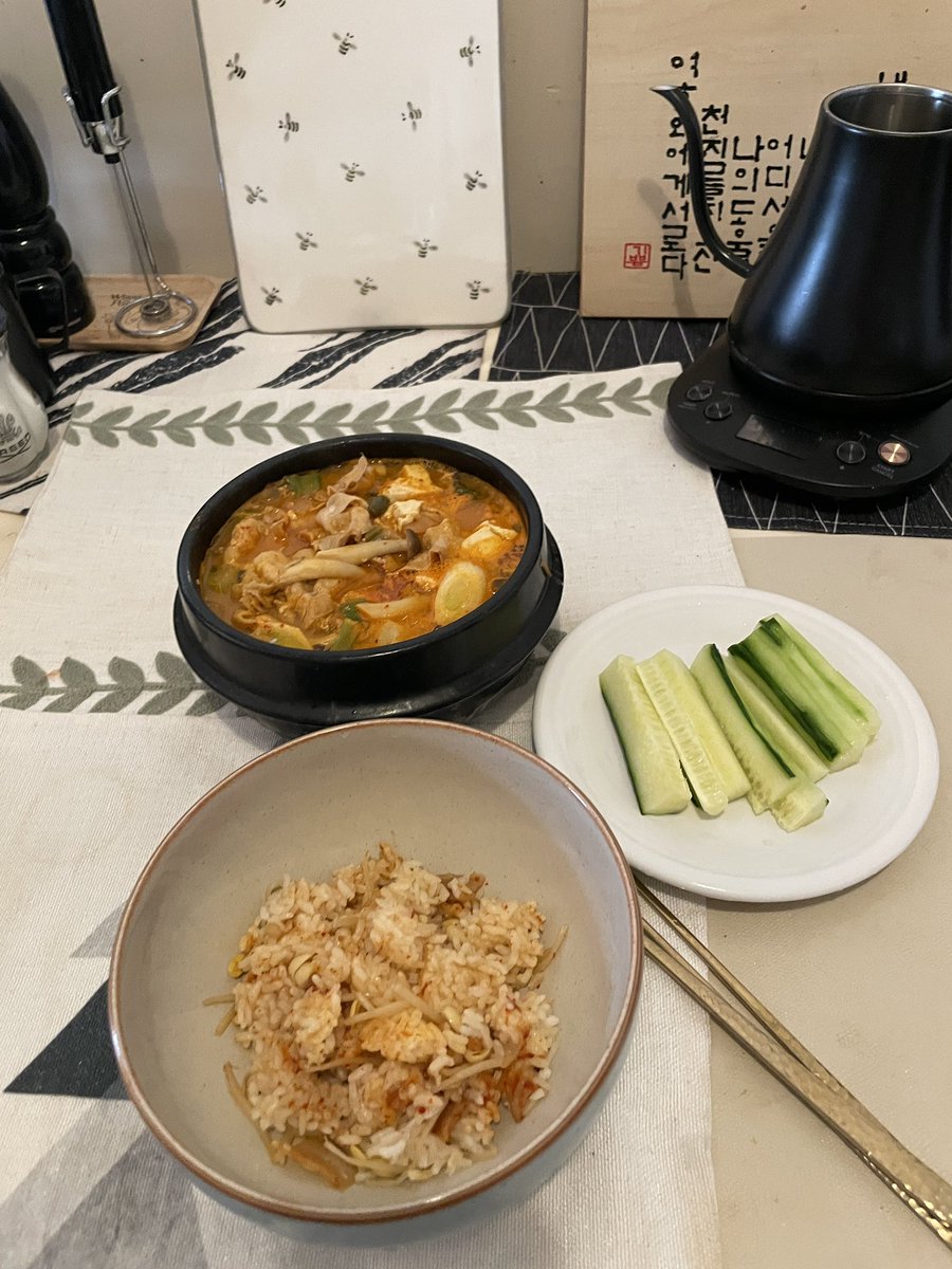 LGracieeee's tweet image. 삼겹살찌개 함 잡숴봐요~
어제 만든 김치콩나물 솥밥에 오이 찌개 묵고 오늘두 죽자잉 🤭🧡🫶🏻