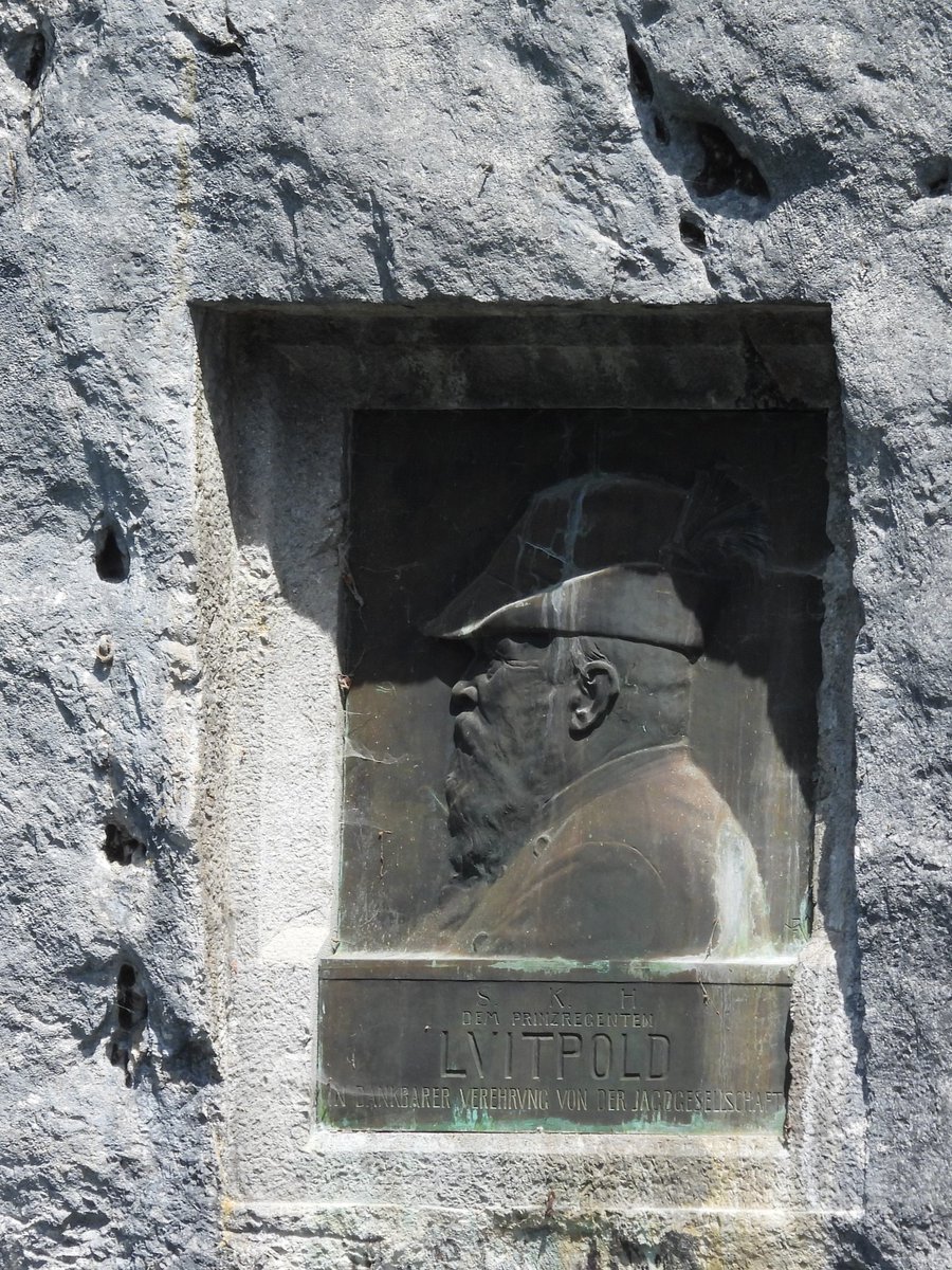 Throjaphoto's tweet image. #FrameItFriday

"Dem Prinzregenten Luitpold in dankbarer Erinnerung von der Jagdgesellschaft"

(Gedenktafel an einer Felswand am Ufer des Königssees)