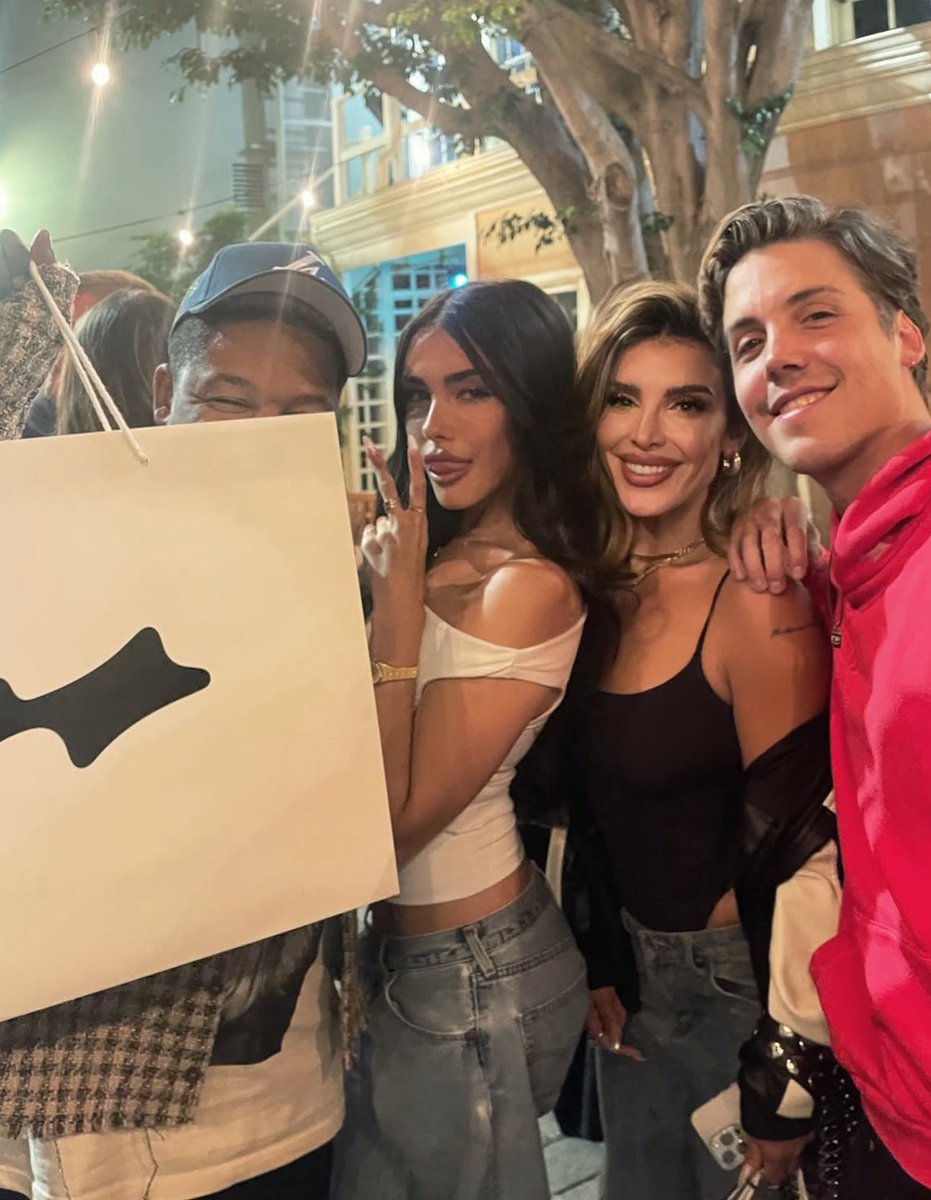 madisonchart's tweet image. Madison Beer stuns with Matthew Espinosa & Hana Giraldo at Justin Bieber‘s SWAG x SKYLRK event party last night.