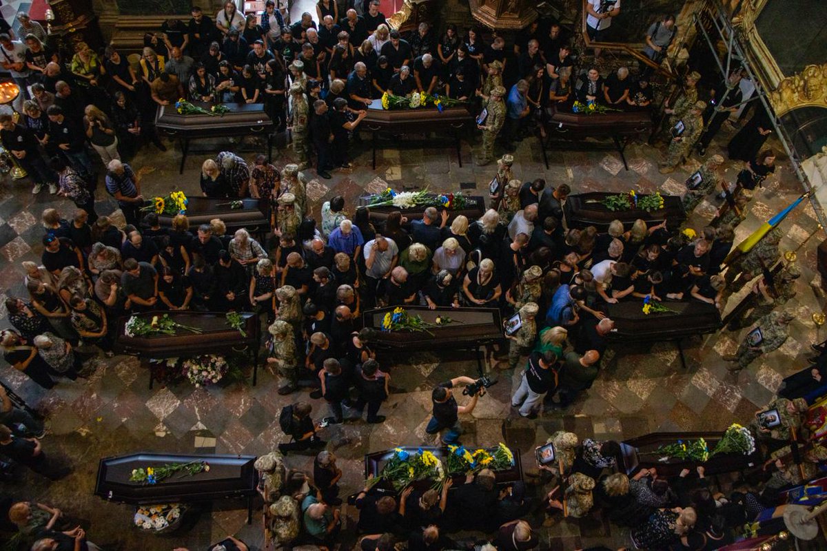 У Львові сьогодні попрощалися з 12 військовими, які загинули в авіатрощі літака ІЛ-76 над Бєлгородом у 2024 році.

Усі вони воювали у складі 24-ї окремої механізованої бригади. Наймолодшому військовослужбовцю було 26 років, найстаршому — 56.

1/2