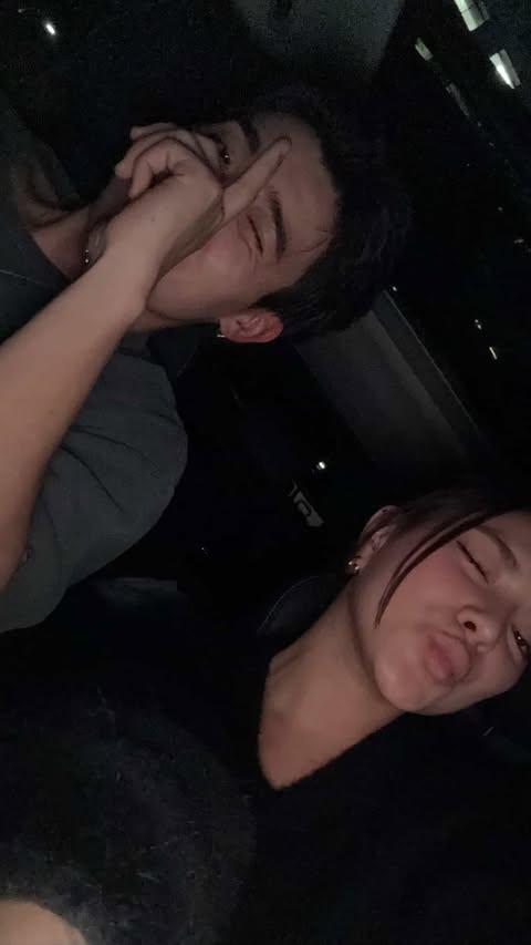 mainlymiks's tweet photo. theyre still together ???? SHET https://t.co/2XbbFVbogb