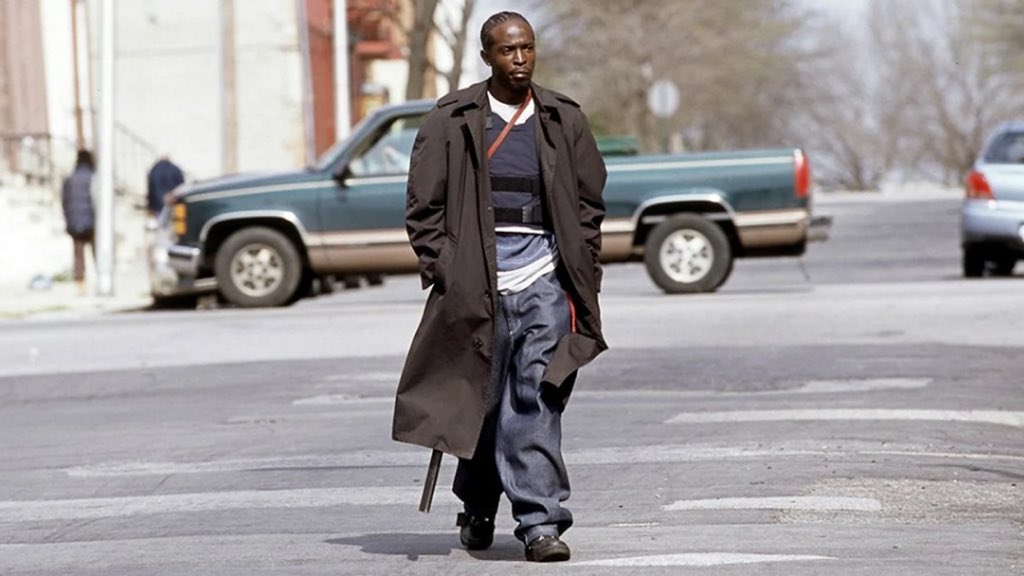 vilsonnsk1's tweet image. عمر ليتل – The Wire
حرامي يسرق تجار المخدرات فقط… رجل قانون بنسخة شاذة: قانون شوارع، بندقية، وصفّارة تقول: &quot;إذا شفتني، انحش&quot;. كائن يجعل الشرف يبدو كأنه حذاء ممزق… لكنه حذاءك الوحيد.