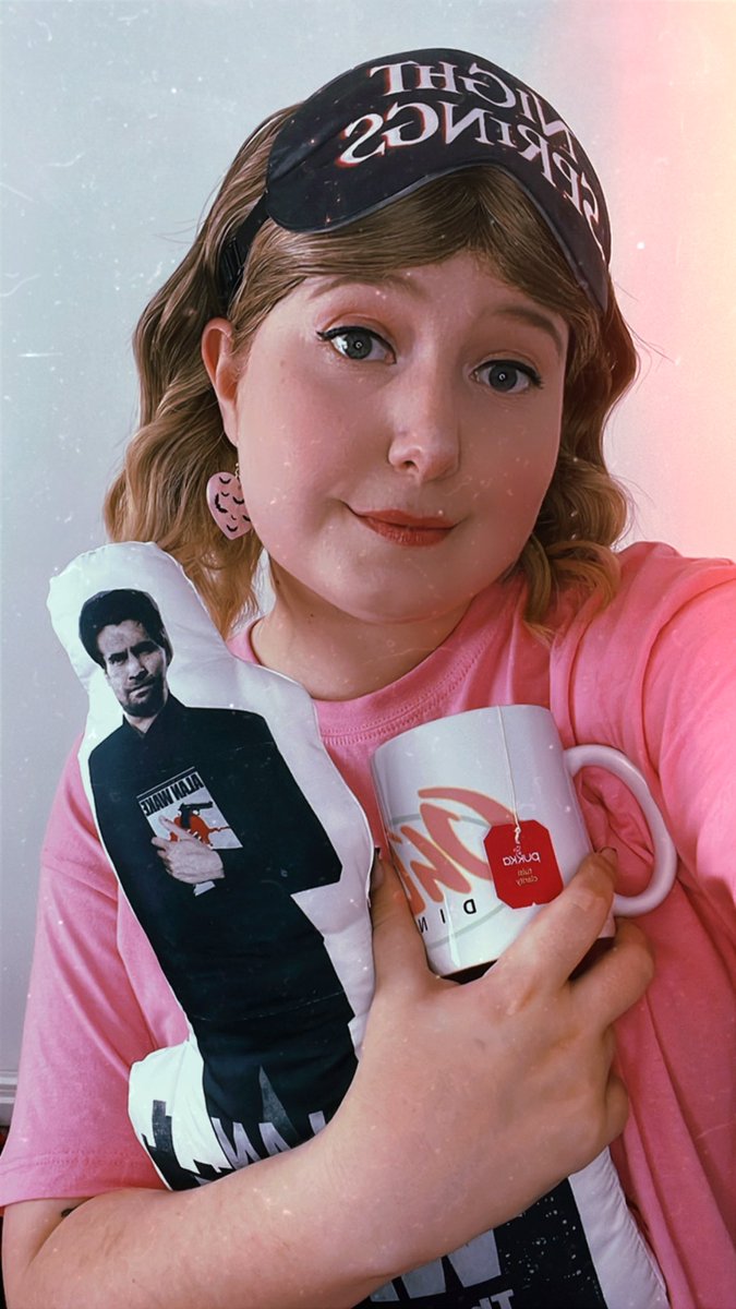 VampR0t's tweet image. By the power of con crunch, Pyjama Rose is all ready for MegaCon tomorrow!! 💖☕️😴

#alanwake #rosemarigold #ohdeer